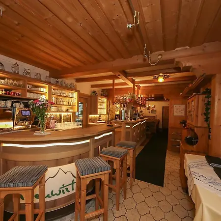 Han/Misafirhane Landgasthof Neuwirt